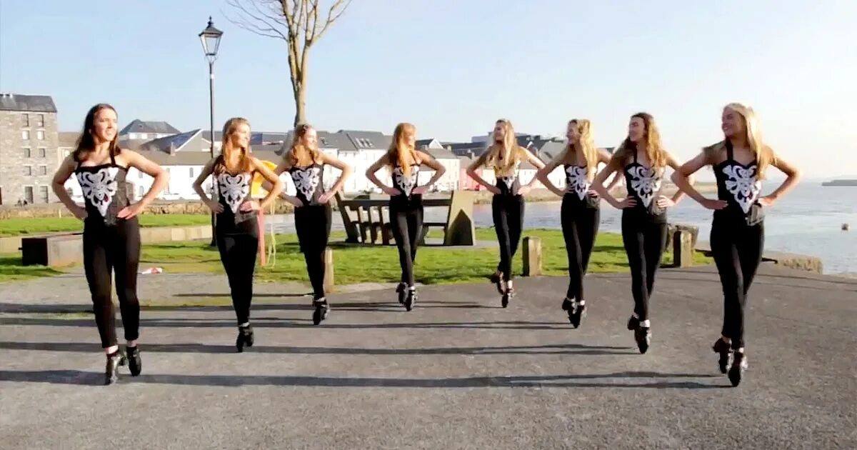 Танцуют синхронно. Синхронный танец от ирландских девушек. Ирландские танцы девушки группа. Девушка танцует ирландский танец. Синхронные танцы на улице.