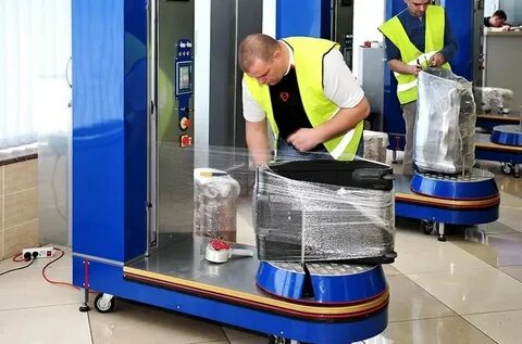 Замотать чемодан в аэропорту