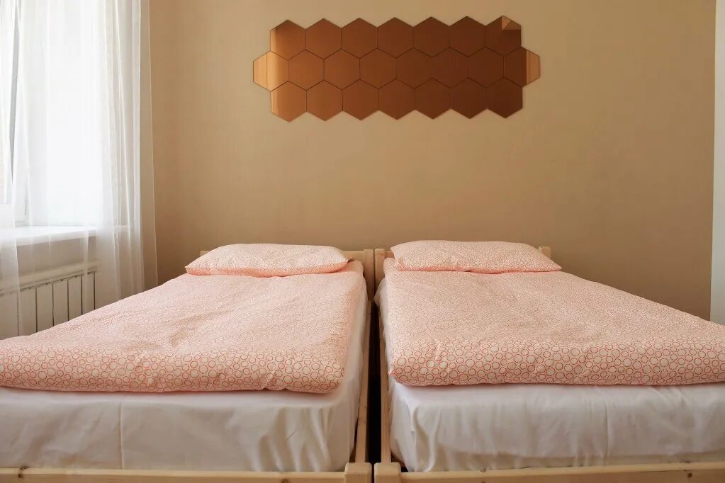 Хостел на московской спб. Двухместная комната с отдельными кроватями. Гостиница татьяна звенигород. Фото в гостинице на кровати. Две отдельные кровати.