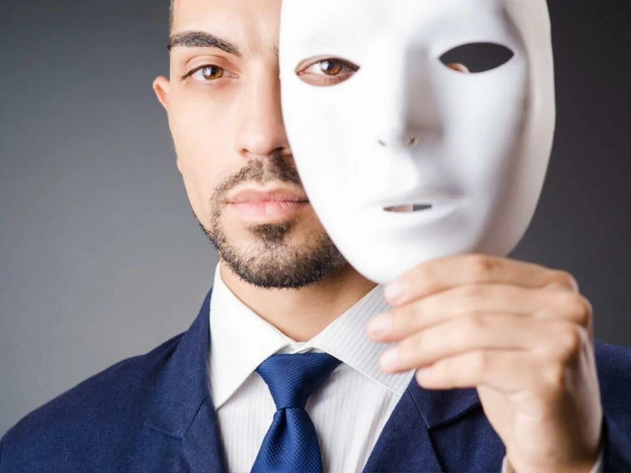 Разоблачение семьи семеновых. Человек под маской. Разоблачение лжи. Разоблачение лжи. Человек снимает маску.