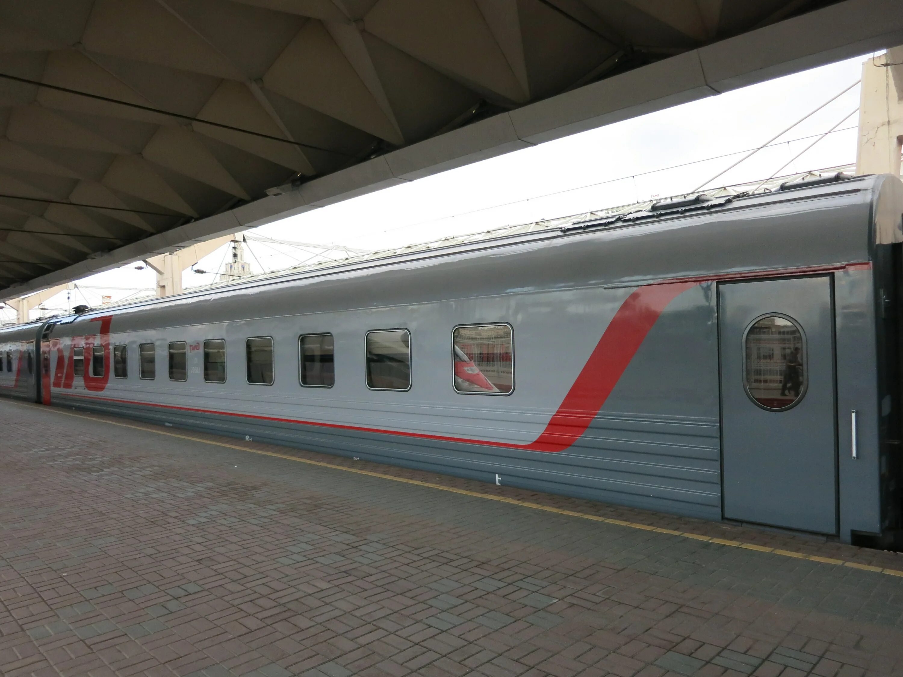 Поезд 102 москва адлер двухэтажный. Поезд 102м Москва-Адлер. 102м премиум. 102м премиум Москва Адлер. Поезд 102м, Москва — Адлер фирменный «премиум».
