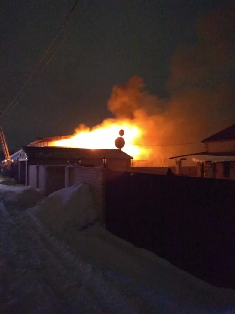 Где сегодня ночью был пожар. Пожар. пожар на даче в омске. пожар в порт артуре омск. ночной пожар.