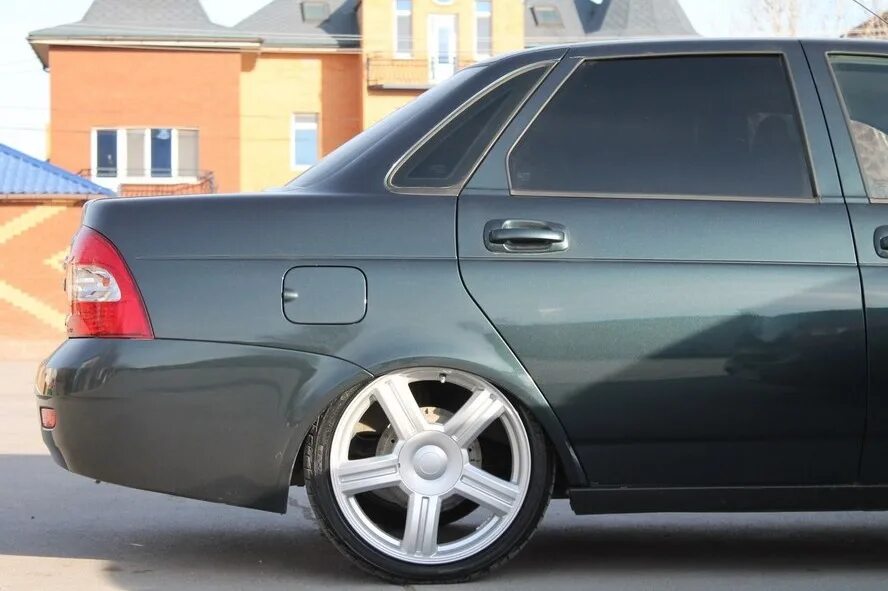 Приора седан r16. Приора торус 15. Приора кориандр на r15 ваз. Белая приора на 17 торусах. Диски торусы приора.