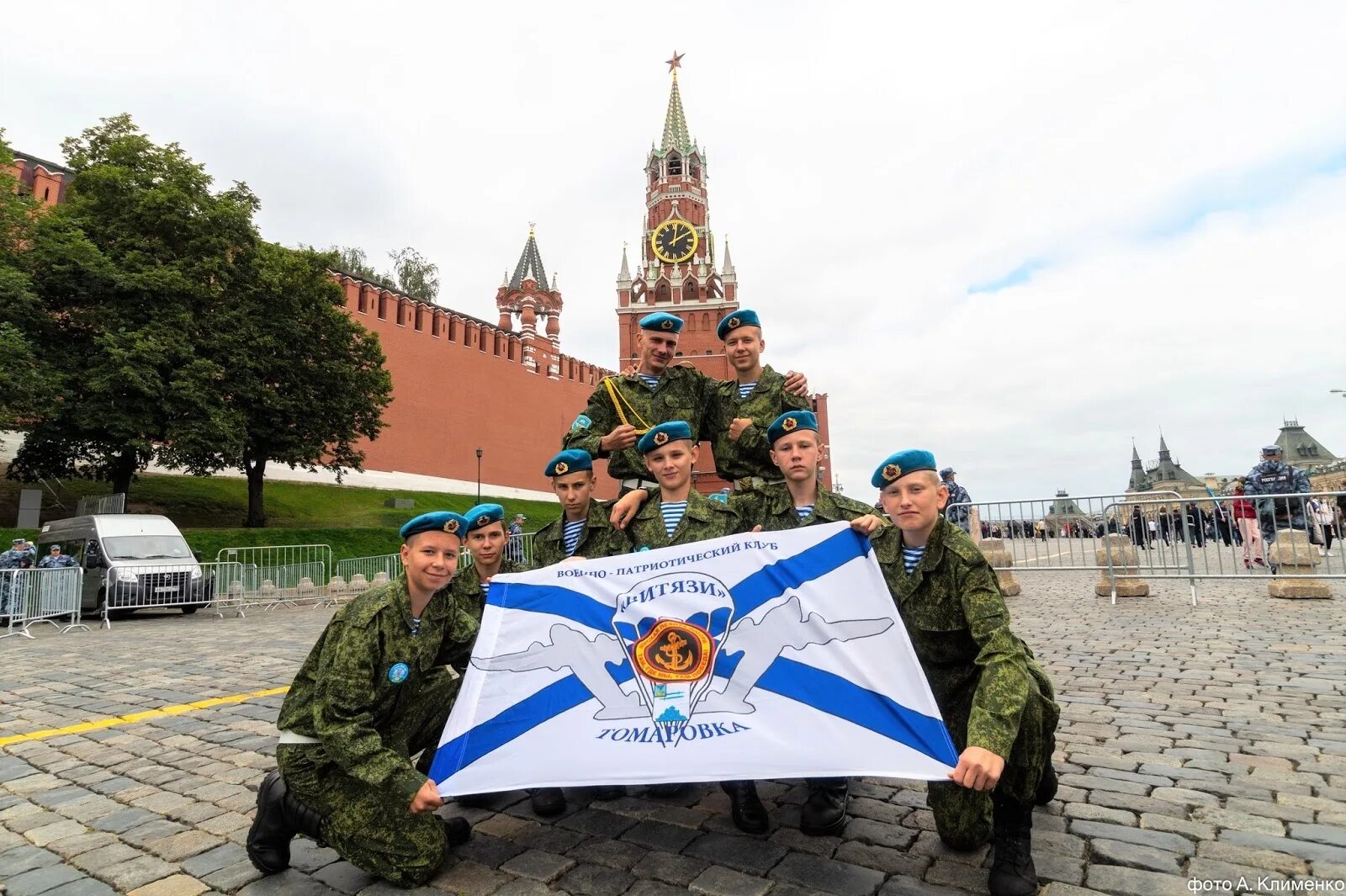 Русская патриотическая группа. ВДВ на параде. ВДВ Москва. Десантники на красной площади. Десантники на параде.