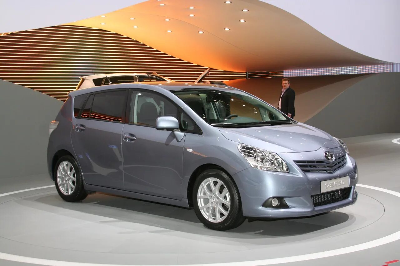 Тойота руками фото. Тойота версо 2010г. toyota verso 2009-2018. тойота версо седан. тойота приус версо.