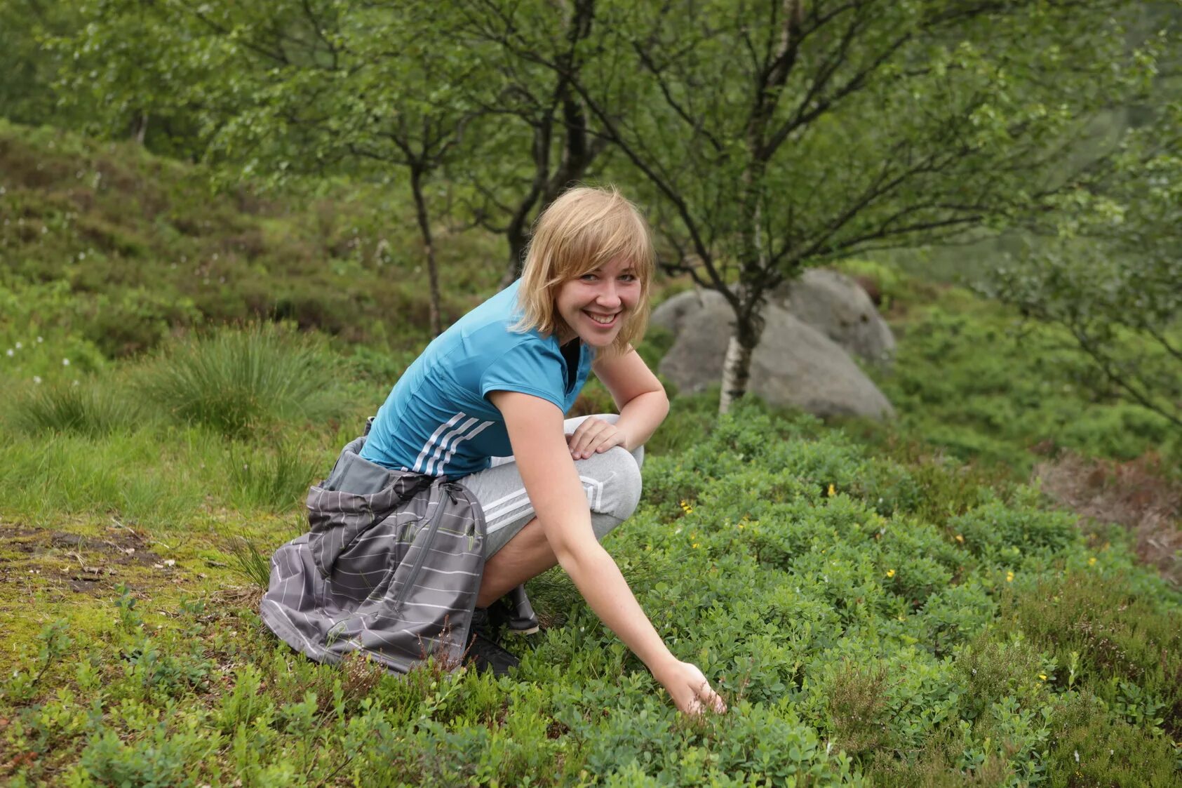 Писать в лесу на улице. Поход босиком. Писать в лесу на улице. Пописала в шорты. Дети и природа.