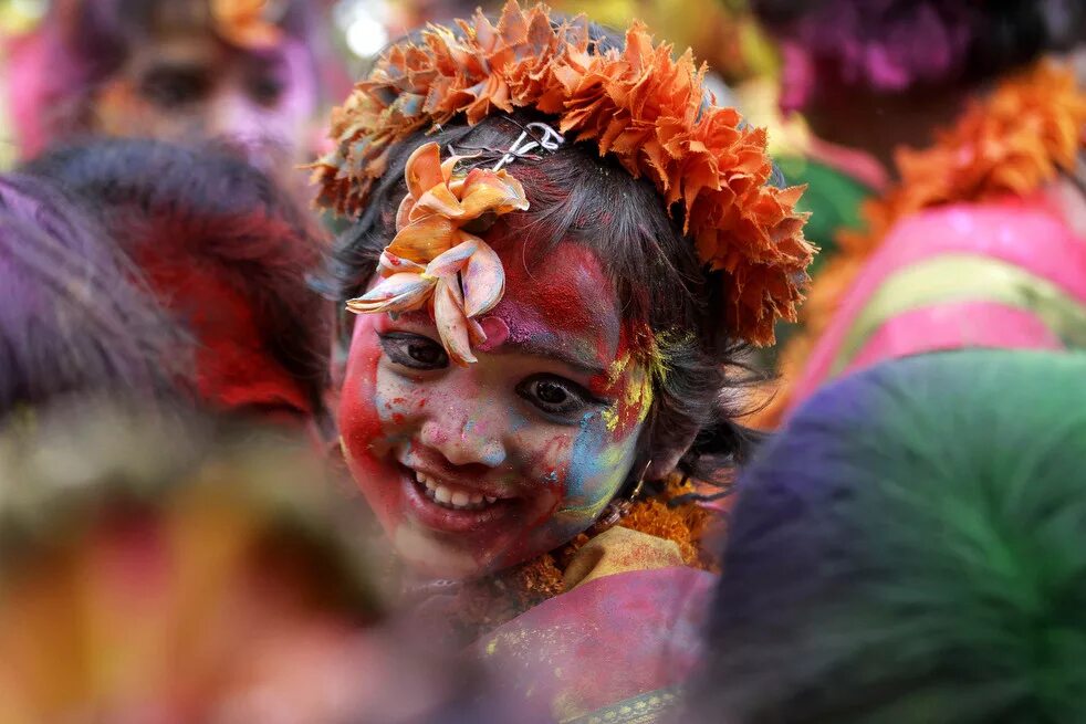 Colorful people. Праздник красок Холи в Индии. Праздник весны Холи Holi Индия. Фестиваль цвета Индия Холи. Фестиваль цвета Индия Холи краски.