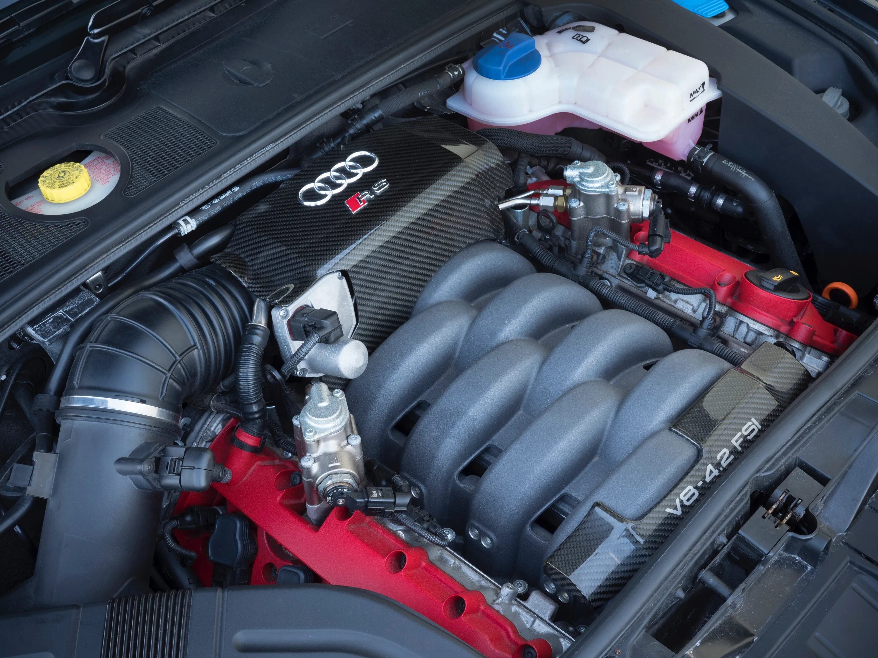 За 7 с двигатель автомобиля. Audi rs4 b7 двигатель. Audi rs4 engine. Audi a4 b7 моторный отсек. Двигатель Audi rs4 b5.
