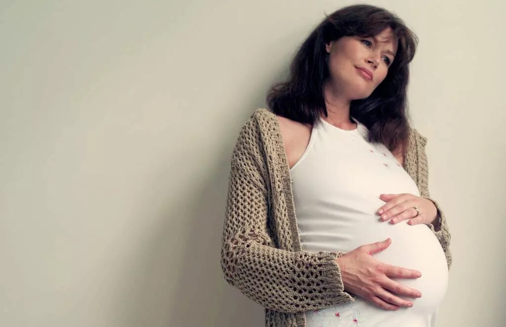 Женщина забеременела в 55. Беременные женщины в возрасте. Беременные женщины в 40 лет. Беременные пожилые женщины.