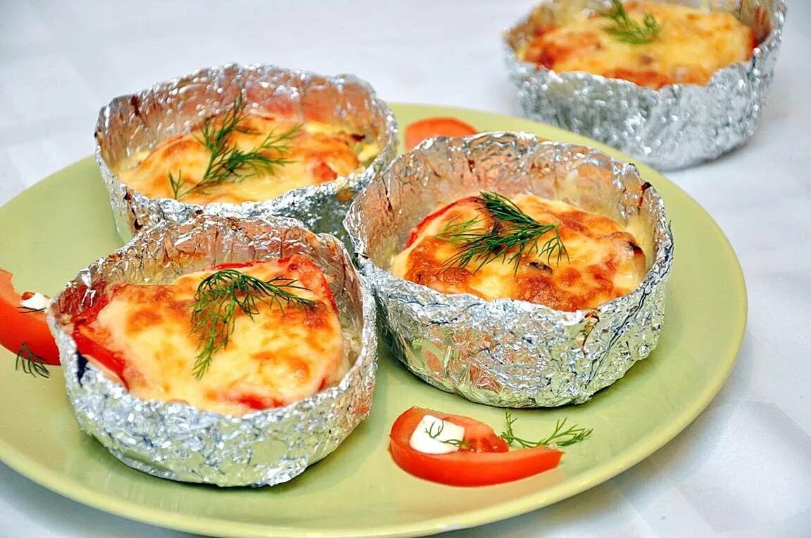Куриное филе сюрприз в фольге. Куриное филе сюрприз. Филе курицы запеченное в фо. Курица с картошкой в фольге. Порционные блюда для запекания.