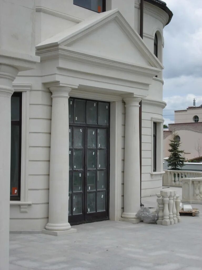 Домик с колоннами. Топдом экстерьер неоклассический. Колонны наружные. Терраса с колоннами. Колонны наружные.