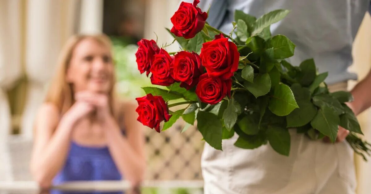 Букет для мужчины. Дарит розу девушке. Букет в руках. Парень дарит цветы. Парень дарит девушке букет роз.