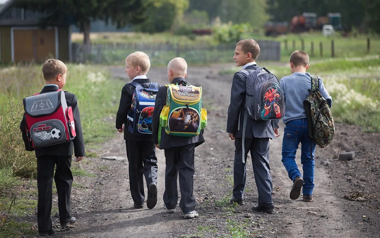 Человек идет в школу. Деревенские дети идут в школу. Школьники идут. Ребята идут в школу. Школьники идут в школу.