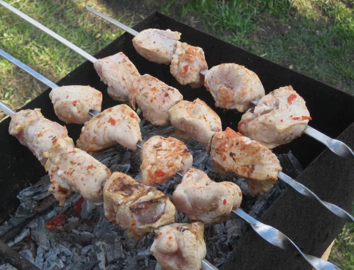 Шашлык из курицы. Шашлык куриный. Куриный шашлык на мангале. Шашлык куриное филе. Куриный шашлык на мангале.