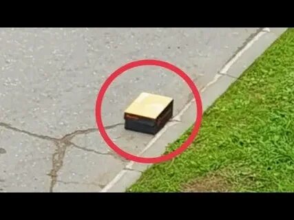 На тротуаре стояла худая как палка