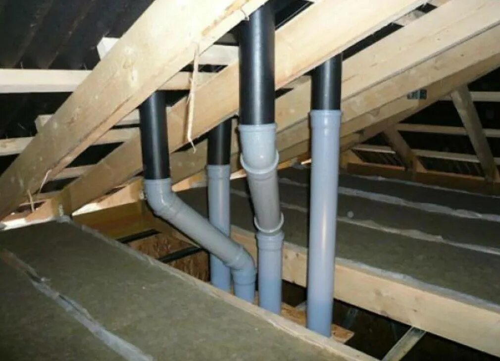 Вентиляционная система в частном доме. Вытяжка из 110 канализационной трубы. Чердак приточно-вытяжная система вентиляции. Вентиляция мансарды. Вентиляционные трубы на чердаке частного дома.