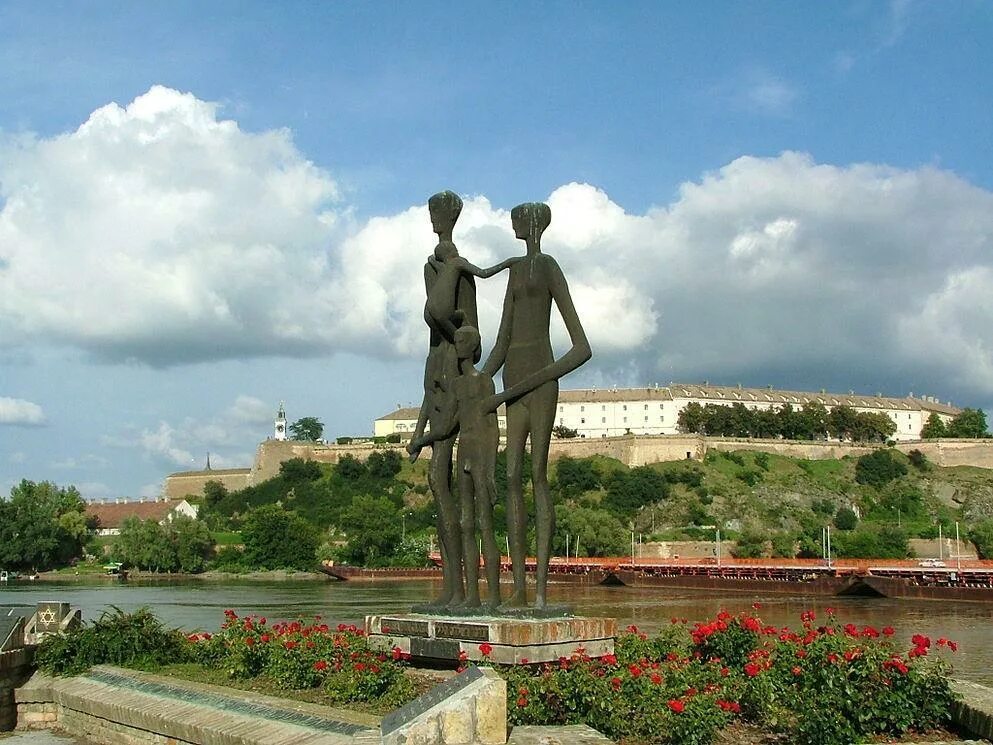 Сербия памятники. Сербия памятник жертвам. Памятник нови сад. Нови сад памятники жертвам. Нови сад памятник АНОВИБ.