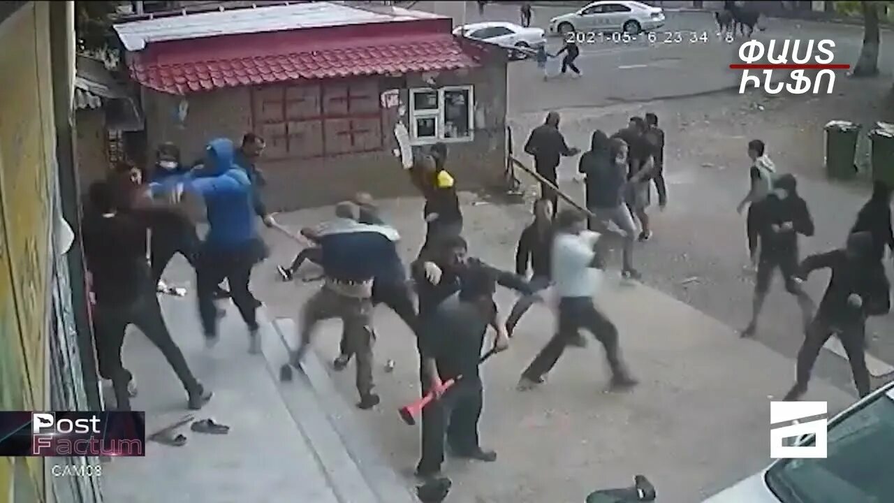 Драка азербайджанцев. Армянка избила троих азербайджанцев. Стычка армян и азербайджанцев в лос анджелесе. Драка армян и азербайджанцев. Фото.