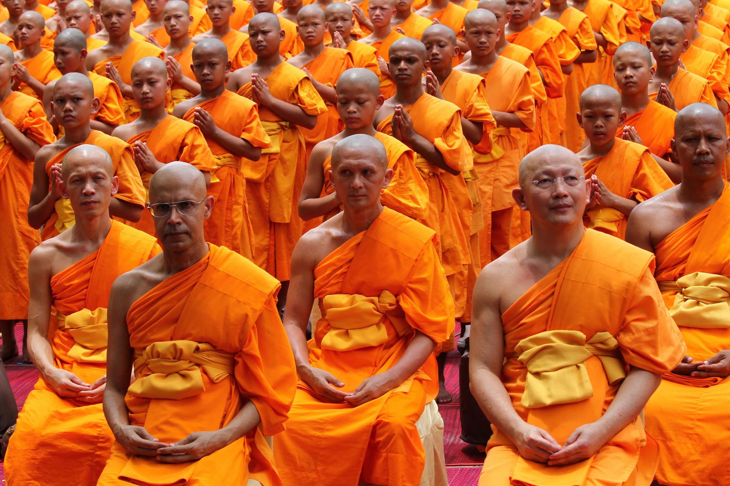 Монах Шаолинь оранжевое одеяние. Тхеравада-хинаяна. Буддизм махаяна монахи. Буддийский монах Вонгван.