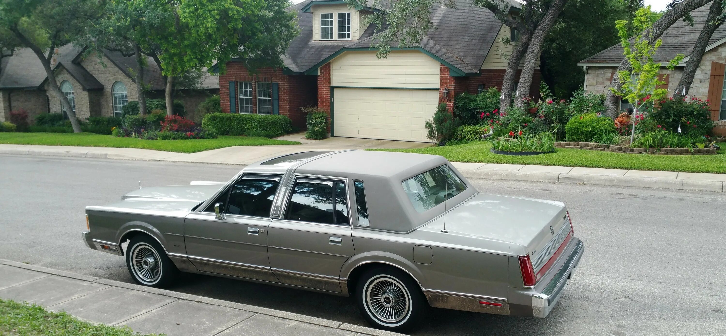 Линкольн town car 1988. Линкольн town car 1988. Lincoln town 1988. Linkoln town car 1988. Линкольн town car 1988.