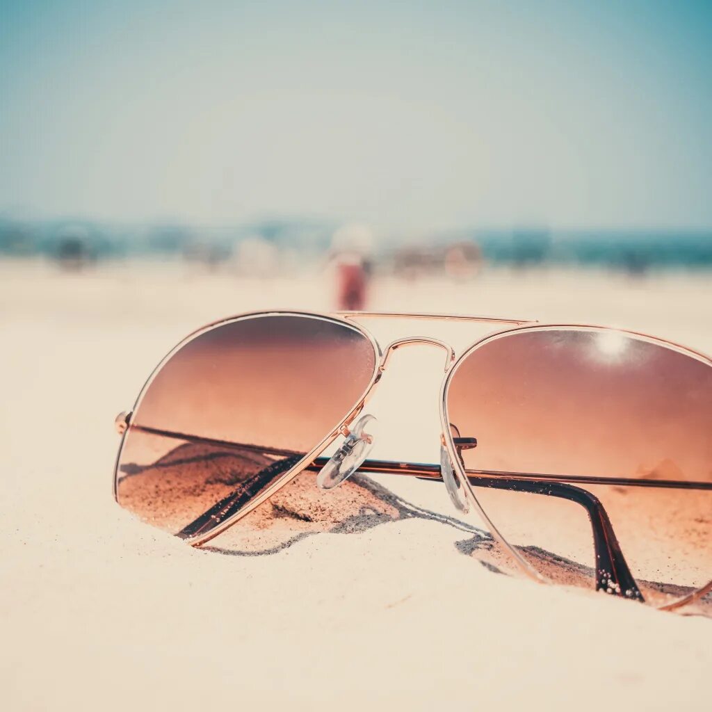 Черные очки эстетика. Фон для рабочего стола минимализм. Горящее предложение. Очки эстетика. Обои минимализм.