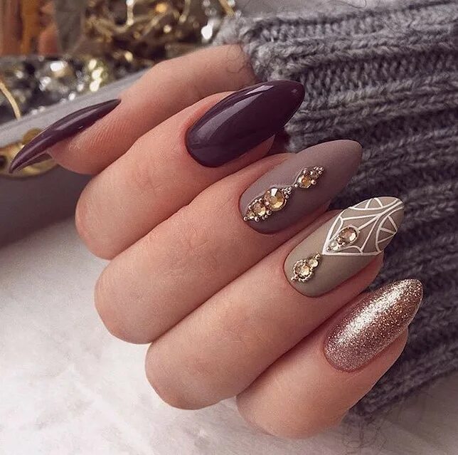 ногти 2021 модные миндальные. ногти 2021. ногти 2021 модные миндаль. маникюр зима 2020-2021 модные тенденции. нюдовые зимние ногти.