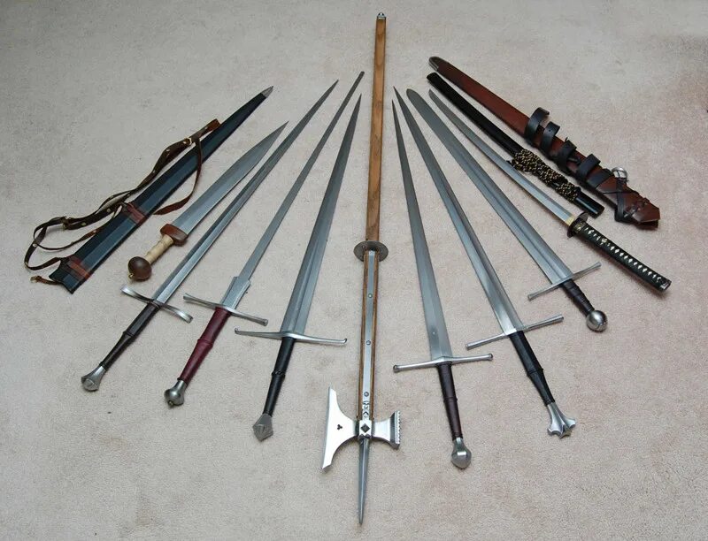 Груда мечей art. Игра престолов оружие. Средневековый одноручный меч одноручный меч. Коллекция мечей. Оружие в средние века.