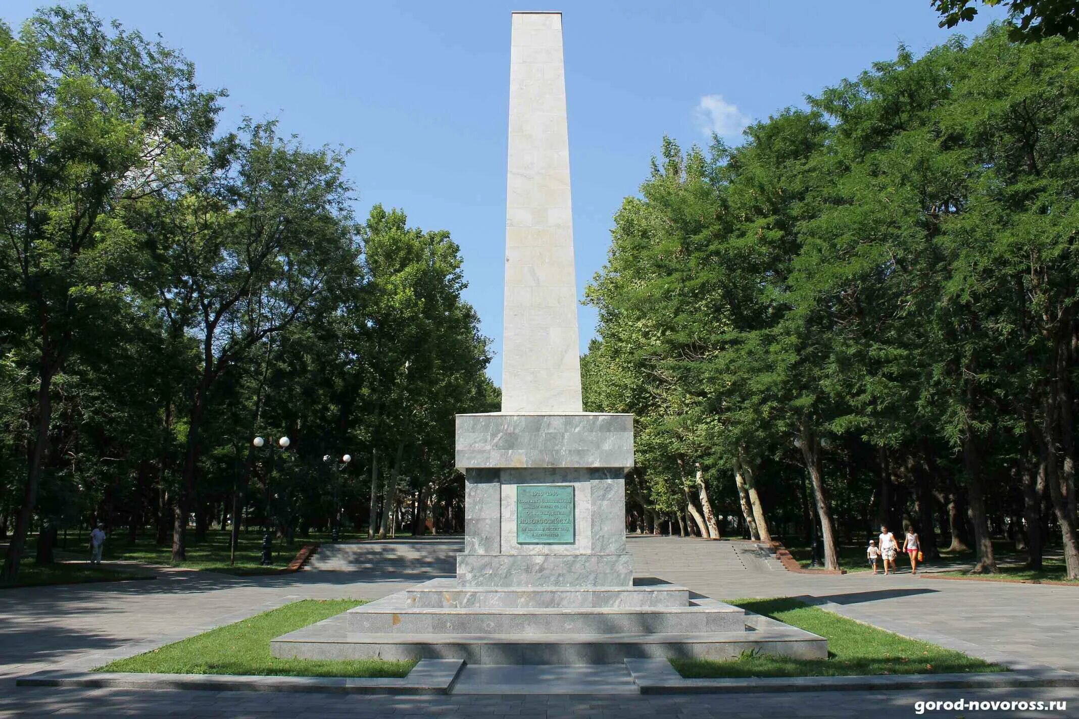 Вечный огонь новороссийск. Памятник неизвестному матросу новороссийск. Площадь г новороссийска. Обелиск городу герою новороссийск. Новороссийск центральная площадь.