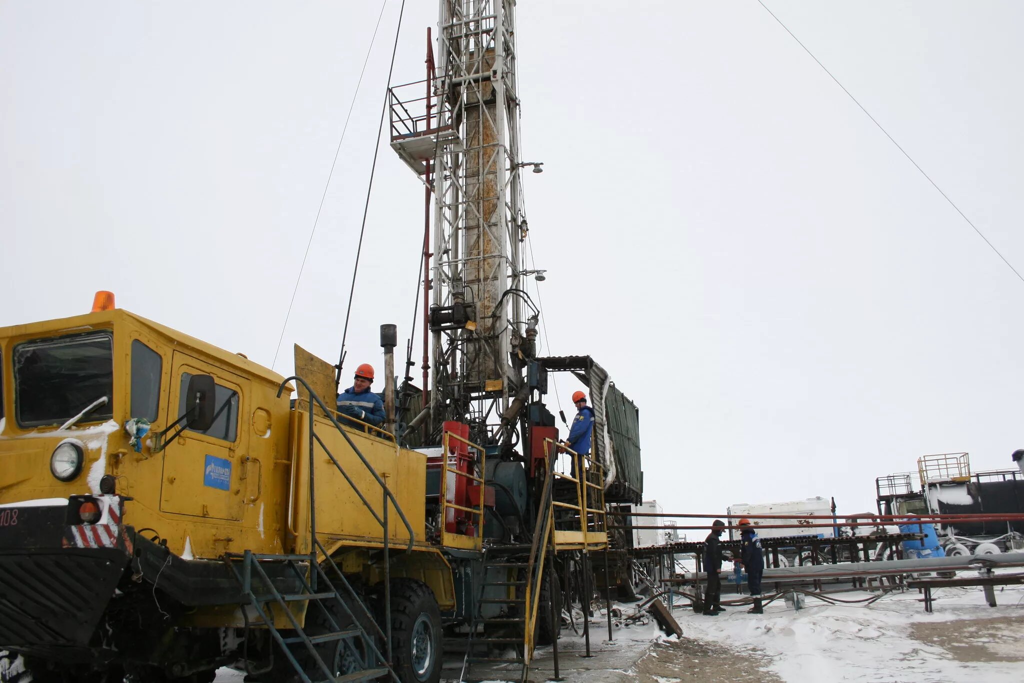 Вакансий помощник буровой установки. Подъемник Cardwell Сургутнефтегаз буровая. СНПХ бурение. Помбур КРС Роснефть. Буровая скважина Сургутнефтегаз.