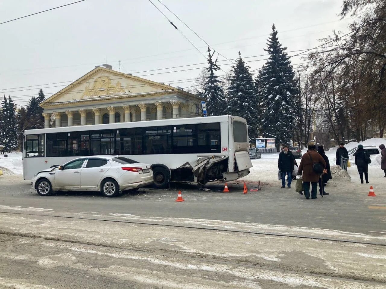 30 декабря новосибирск. Машина на улице. Автобус. Дорожно-транспортное происшествие.