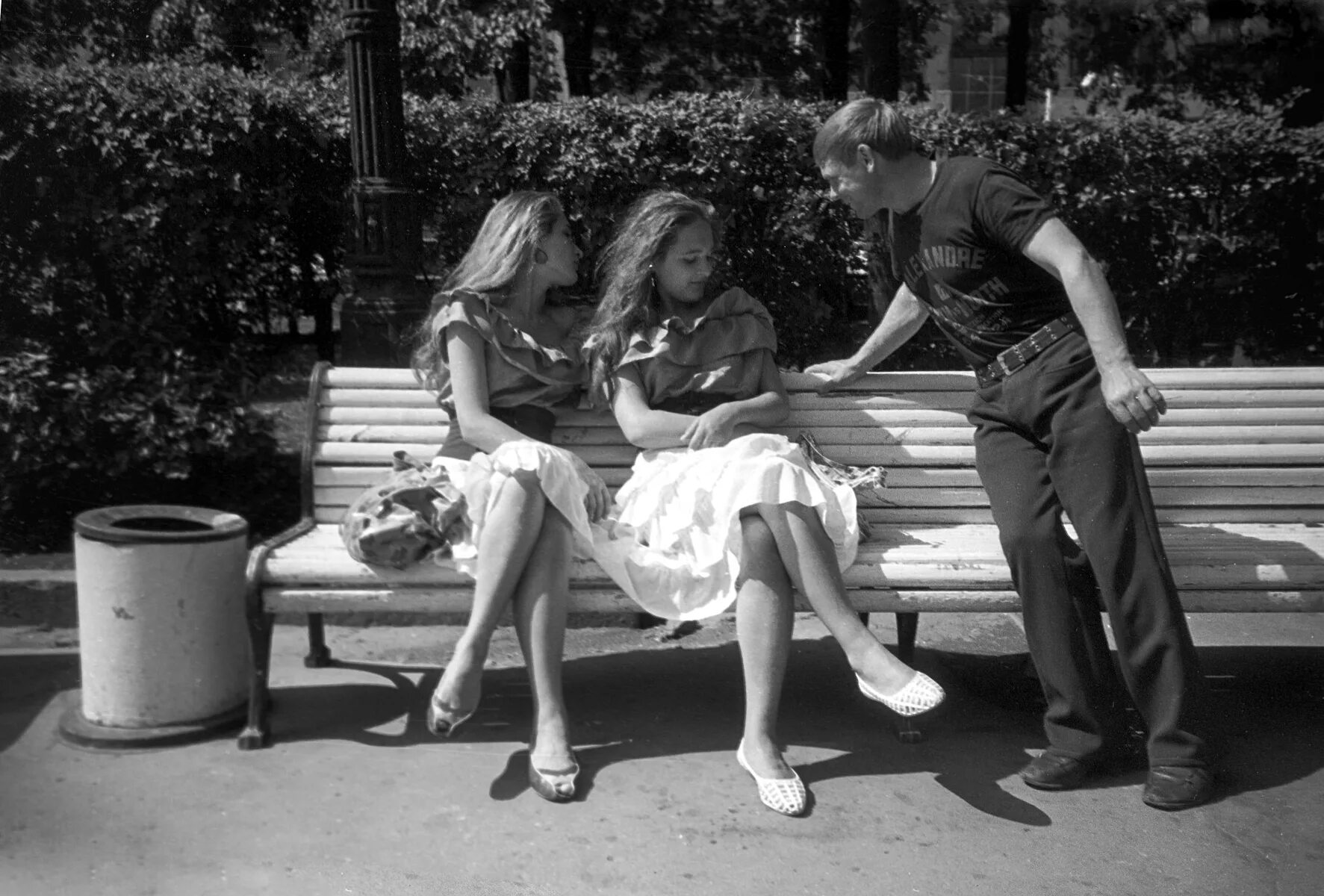 Фотография 1988 года. Советское прошлое. Девушки на улице СССР. Лето 1988 года. Снимки из прошлого СССР.