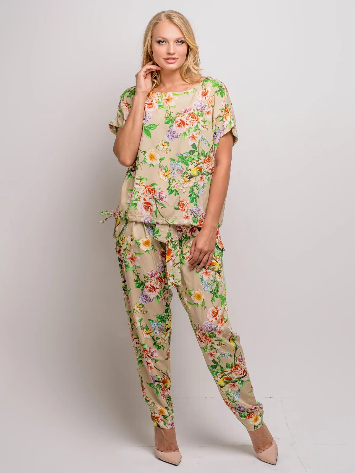 Костюм на лето. Летний брючный костюм женский. Весналетто брючный костюм. Летний брючный костюм женский. Летняя одежда.