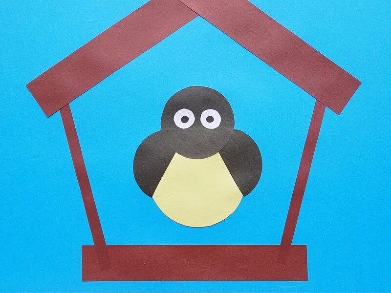 Синичка в кормушке аппликация. Аппликация птички на кормушке. Аппликация кормушка в средней группе. Аппликация на тему птицы. Аппликация кормушка для птиц подготовительная группа.