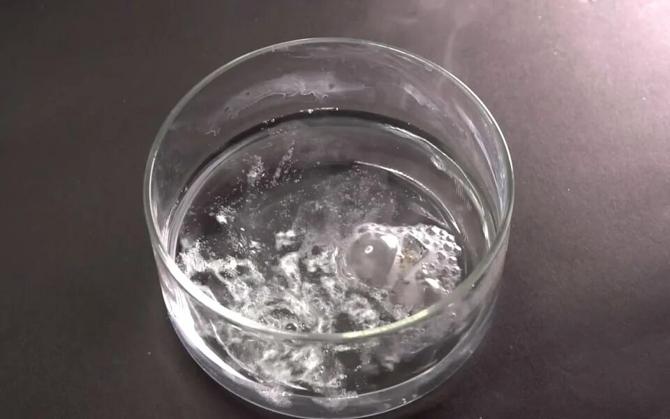 Калий поместили в воду реакция. Литий и вода. Реакция лития с водой. Литий плавает в воде. Металл который не тонет в воде.