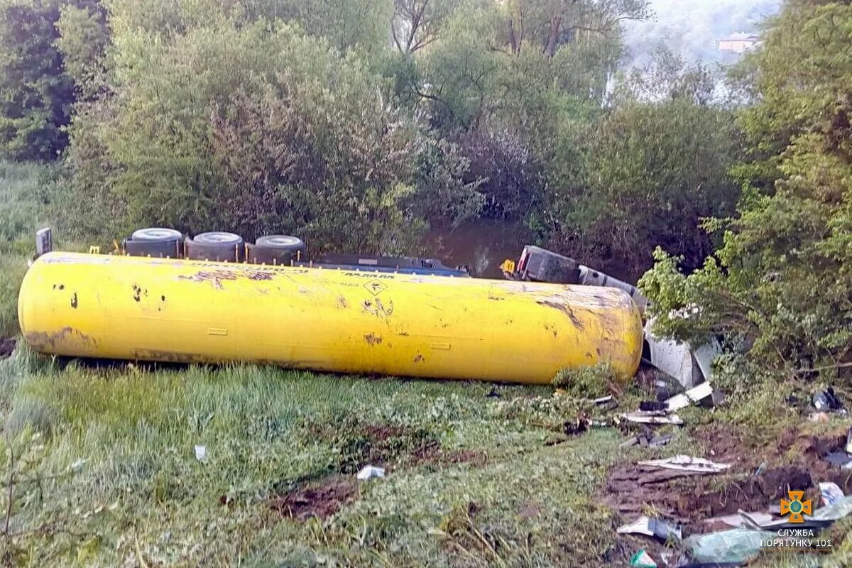 Цистерна с бензином взорвалась. Ржавая цистерна сургутнефтегаз. Фура с цистерной. Опрокинулась цистерна. Перевернулись цистерны.