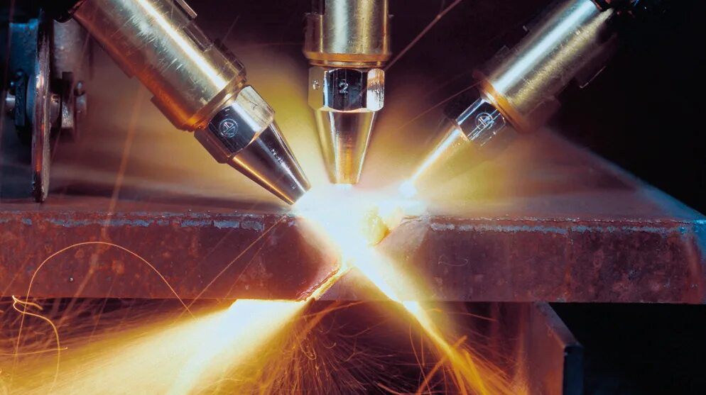 Газорезчик / резчик ручной кислородной резки. Газорезка мнлз. Автогенная сварка и резка металлов. Ручная газовая резка металла. Сварка металлов кислородом.