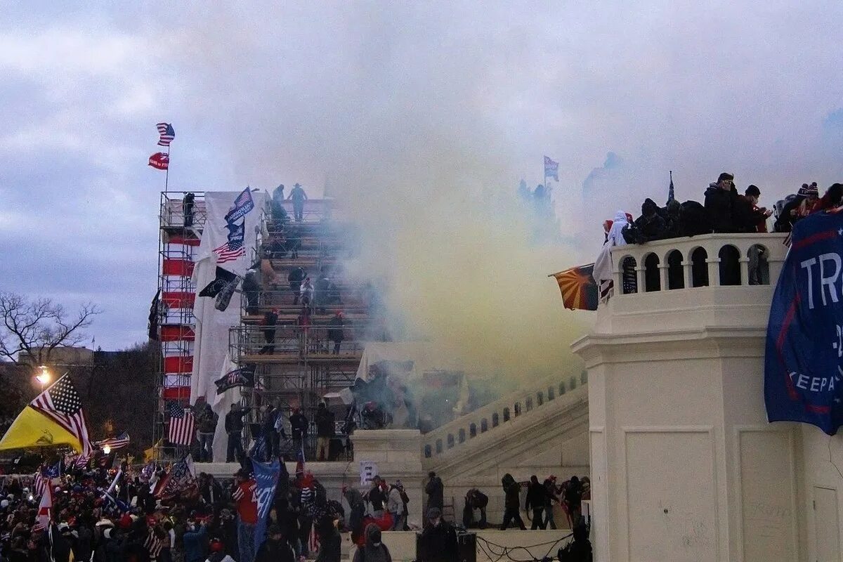 Стены капитолия сша. 6 января 2021 сша капитолий. Штурм капитолия в сша 2021. Штурм капитолия в вашингтоне. Захват капитолия сша 2021.