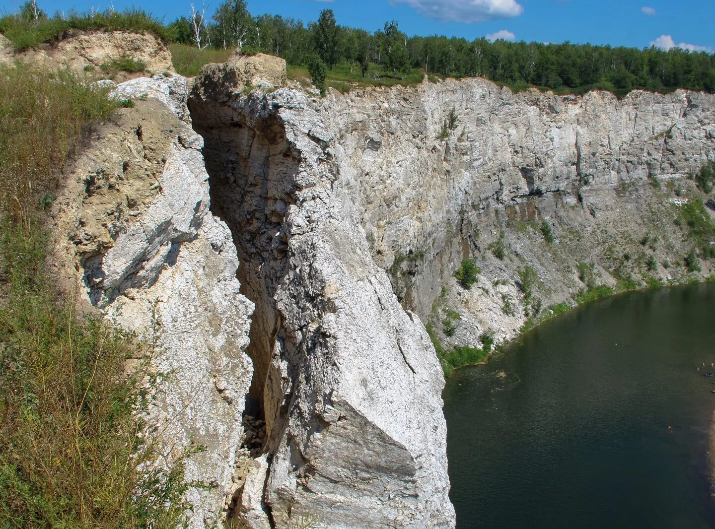 Скалы в башкирии. Зилим скала акташ. скала акташ гафурийский район. скала аюташ река зилим. зилим белые скалы.