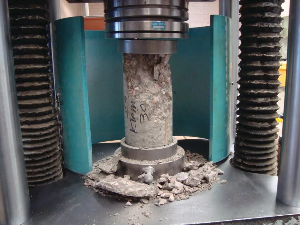 Испытание бетона на сжатие. Пресс на сжатие бетона. Испытание бетона на прессе. Compressive Test of Concrete.