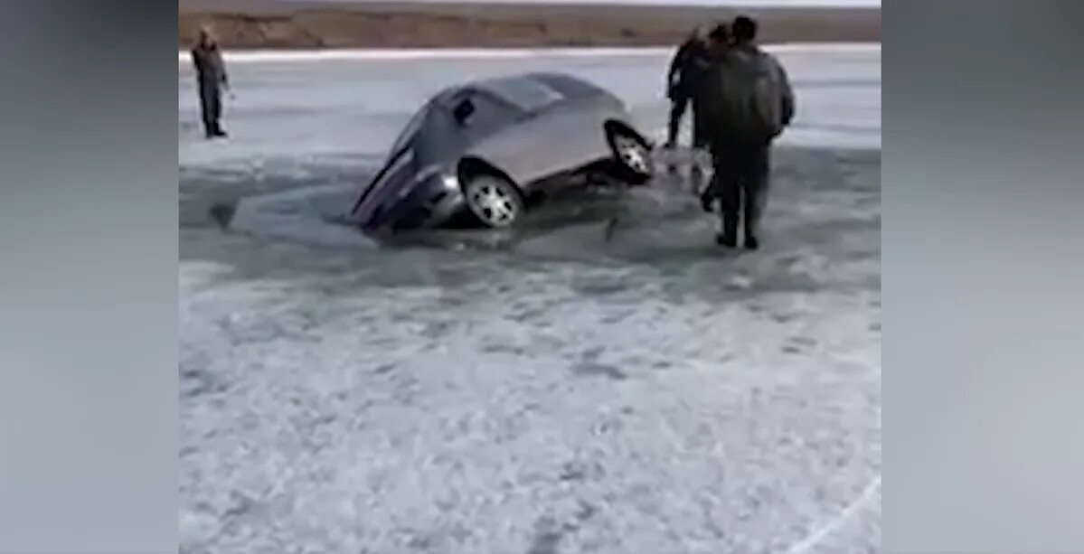 Машина провалилась под лед. Автомобиль провалился под лед. Автомобиль ушел под лед. Машина провалилась на льду. Утонул провалился под лед