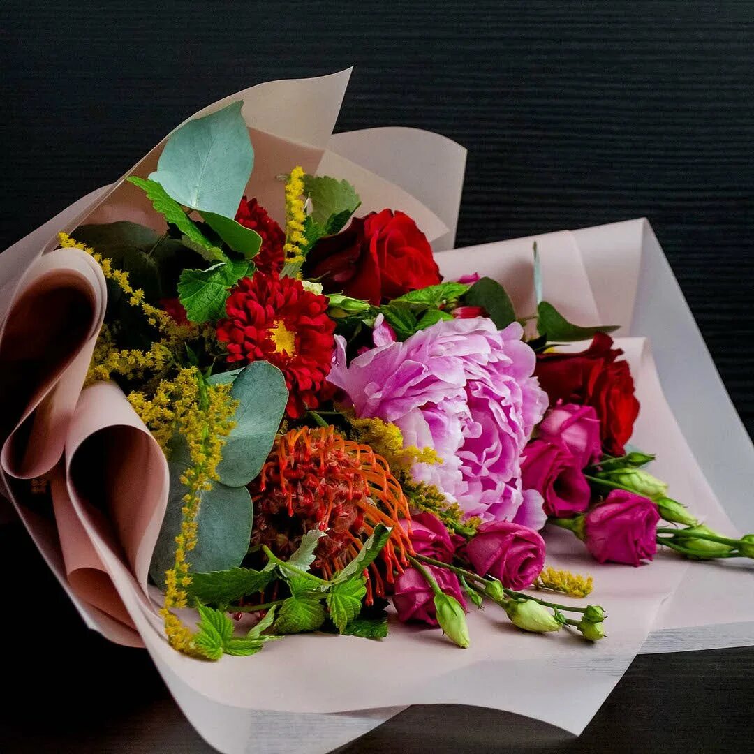 Необычный букет для мамы. Красивый букет для мамы. Букет для мамы на день рождения необычный. Букет из альстромерии и хризантем. Оригинальный букет для мамы на день рождения.