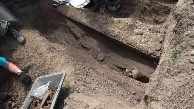 Эксгумация зои космодемьянской фото Кто под красным знаменем раненый идёт