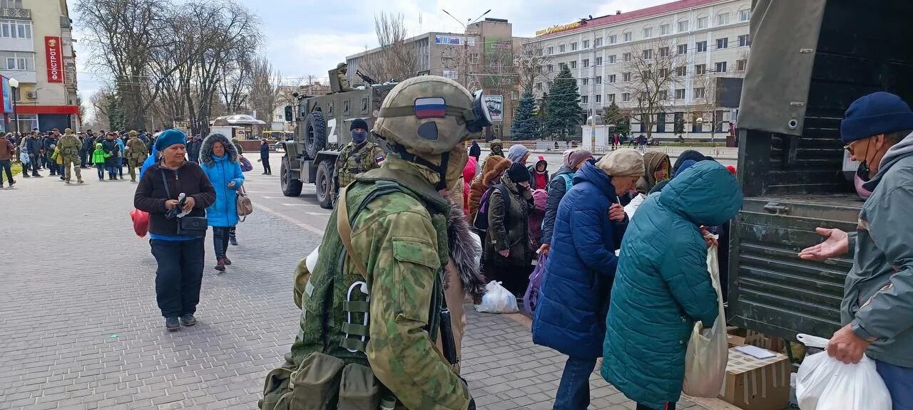 Раздача гуманитарных. Раздача гуманитарной помощи.