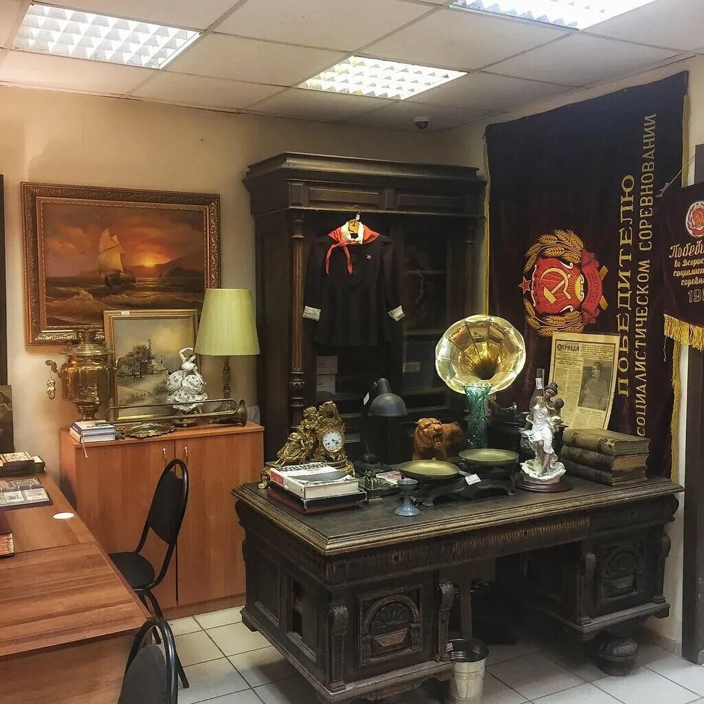 антикварный магазин на арбате. комиссионка антиквариат. комиссионный антикварный магазин. арбат 40 антикварный магазин. антикварная лавка.