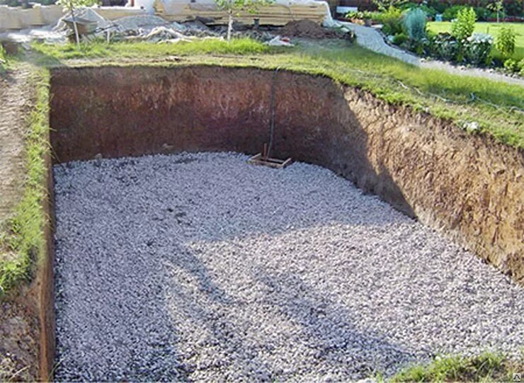 Следы дорожной техники в котловане. 1 мая 2022 екатеринбург фото. Подготовка участка к строительству. Экскаватор роет котлован. Засыпать котлован.