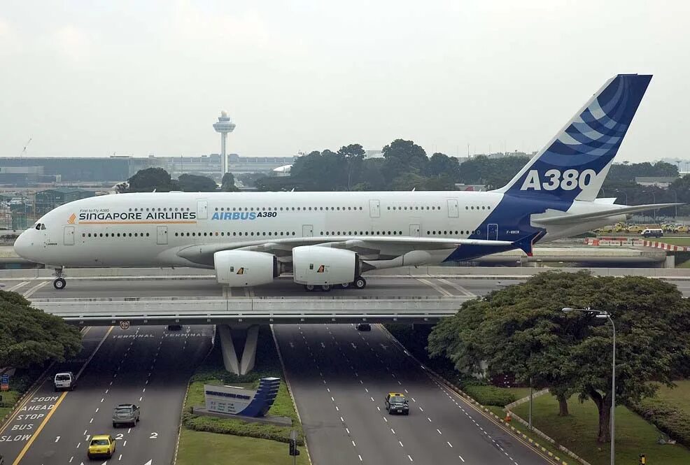 Самые большие пассажирские. Airbus a380. Самый большой самолет Аэробус 380. Самолет Airbus a390. Airbus a380 самый большой пассажирский.