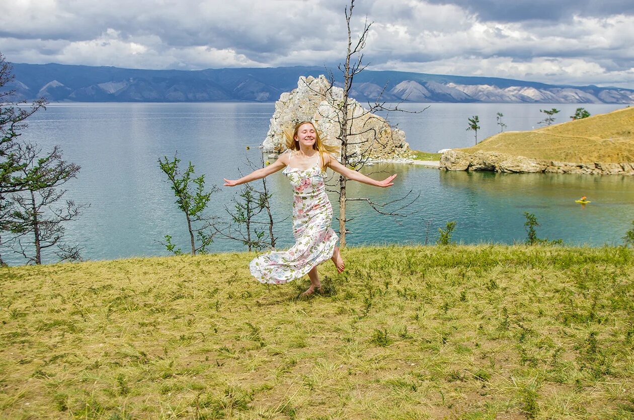 Фотосессия на Байкале в платье. Фотосессия на Байкале летом. Женщина на озере Байкал. Байкал фотосессия лето. Дама озера