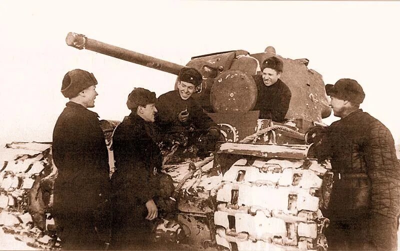 Павел максимович хорошилов танк беспощадный. Танк кв-1 зиновия колобанова. Подвиг кв-1 колобанов. Экипаж кв. Зиновий григорьевич колобанов экипаж.
