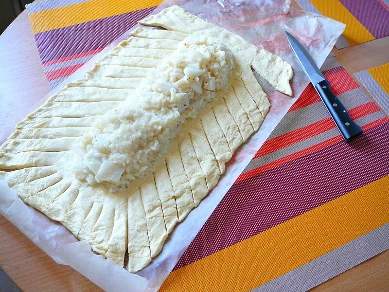 Пирог с палтусом рецепт из дрожжевого теста. Пирог из слоеного теста с палтусом. полоски из слоеного теста. пирог с палтусом из дрожжевого. пирожки с палтусом из слоеного теста.