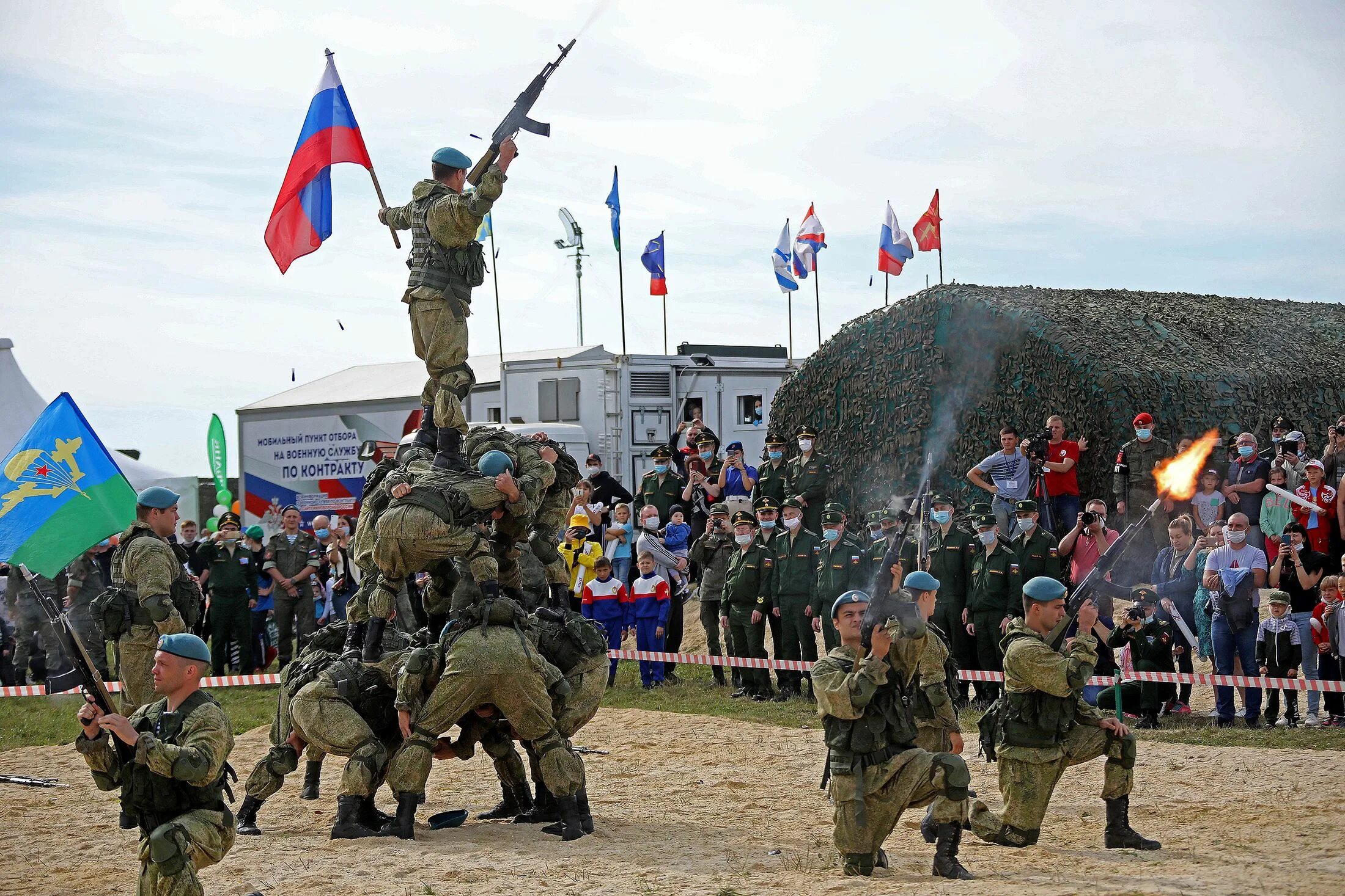 Военный показывает z. Армия 2020 выставка. Российский Урал за наших. Форум армия Владикавказ. Новинки военных 2020